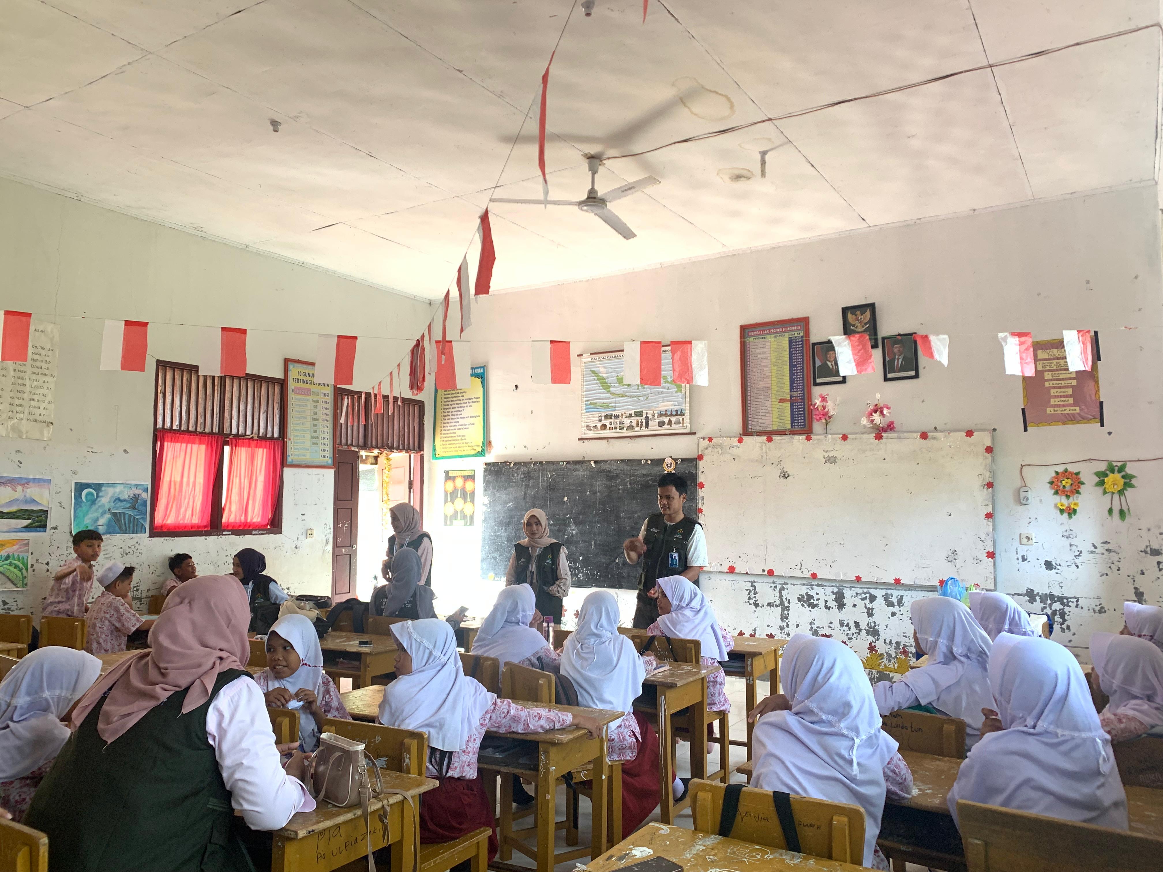 https://news.unimal.ac.id/index/single/7884/kenalkan-dasar-bahasa-inggris-mahasiswa-kkn-ajak-siswa-sdn-8-nisam-belajar-sambil-bermain