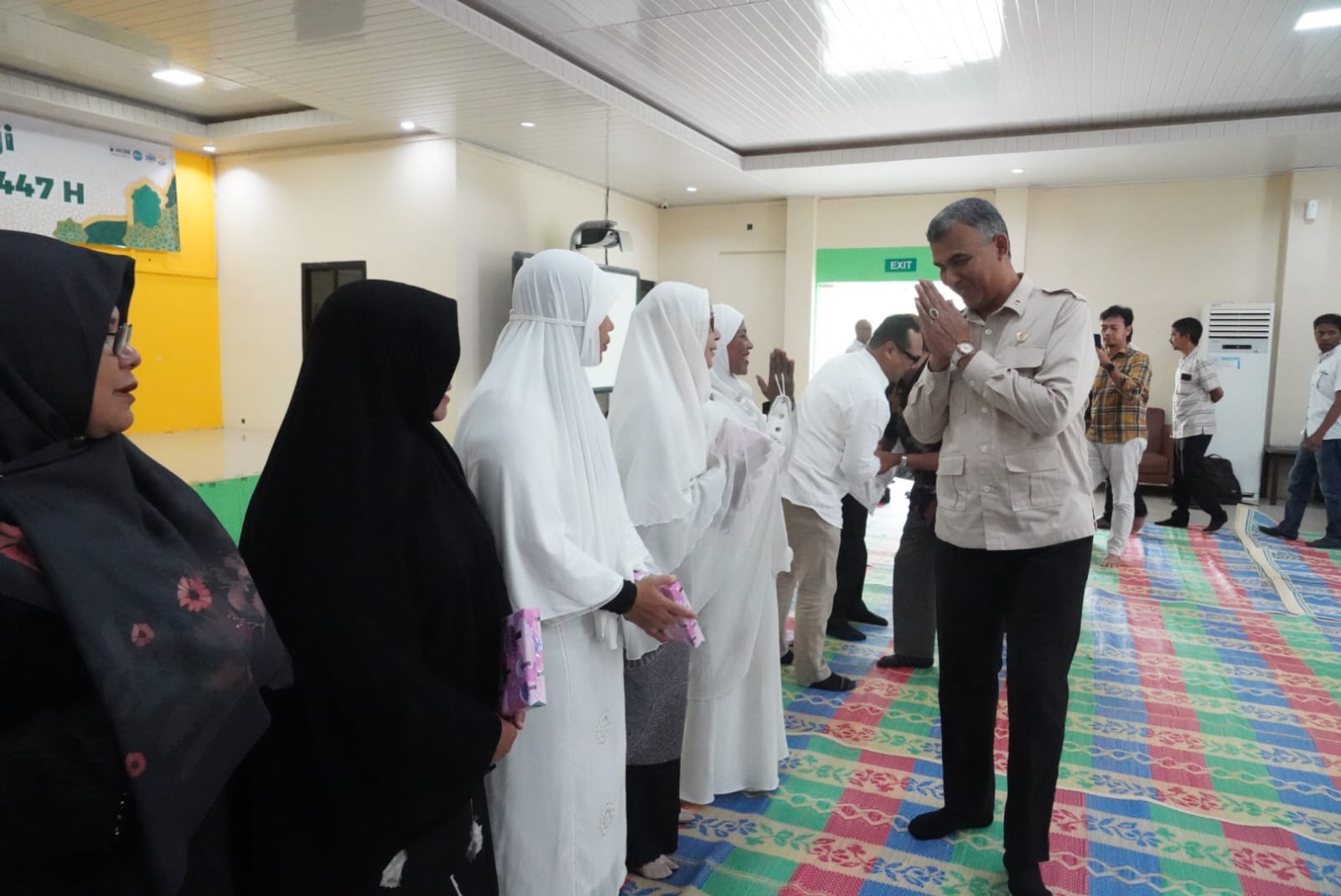 https://news.unimal.ac.id/index/single/7701/rektor-unimal-lepas-dan-peusijuk-8-jamaah-haji-dari-kalangan-dosen-dan-tendik