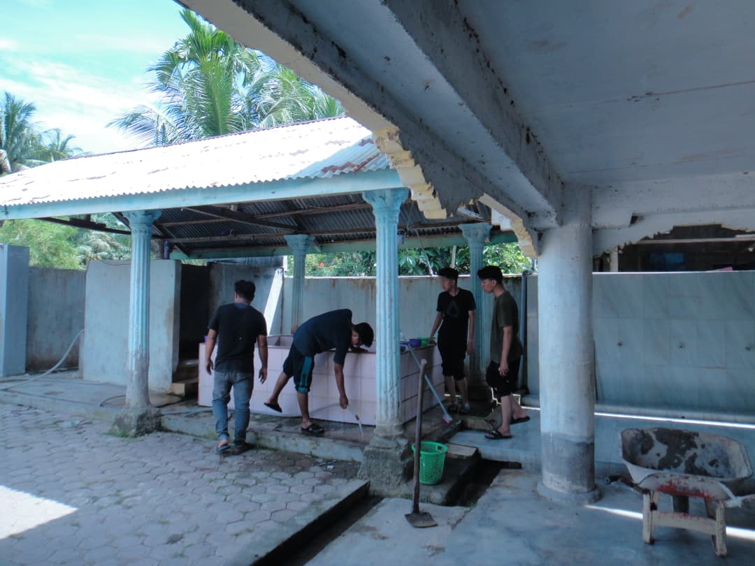 https://news.unimal.ac.id/index/single/7826/mahasiswa-kkn-43-unimal-gotong-royong-bersihkan-lingkungan-meunasah-gampong-keureusek