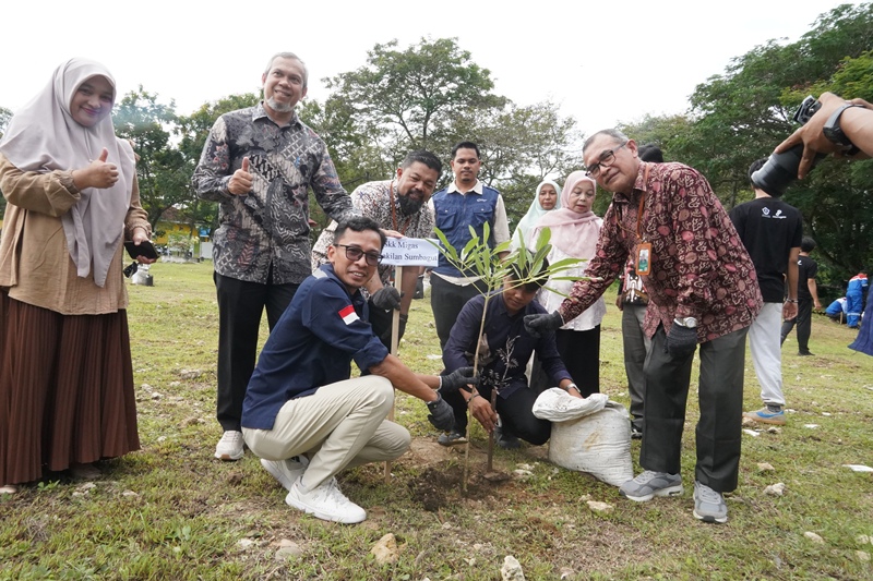 https://news.unimal.ac.id/index/single/8120/unimal-dan-skk-migas-tanam-800-pohon-wujudkan-kampus-hijau