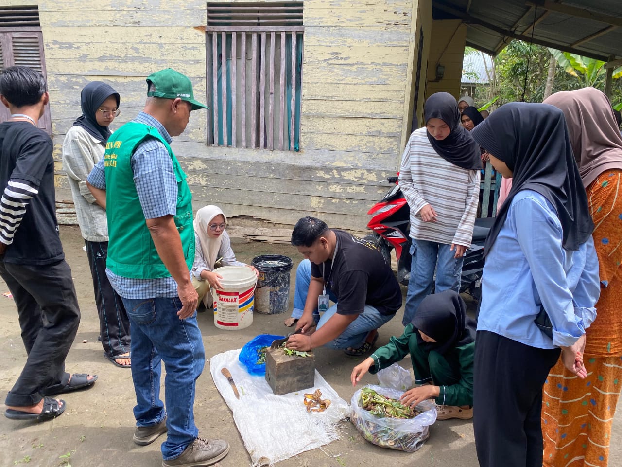 https://news.unimal.ac.id/index/single/6595/manfaatkan-limbah-rumah-tangga-mahasiswa-kkn-79-latih-pembuatan-pupuk-organik