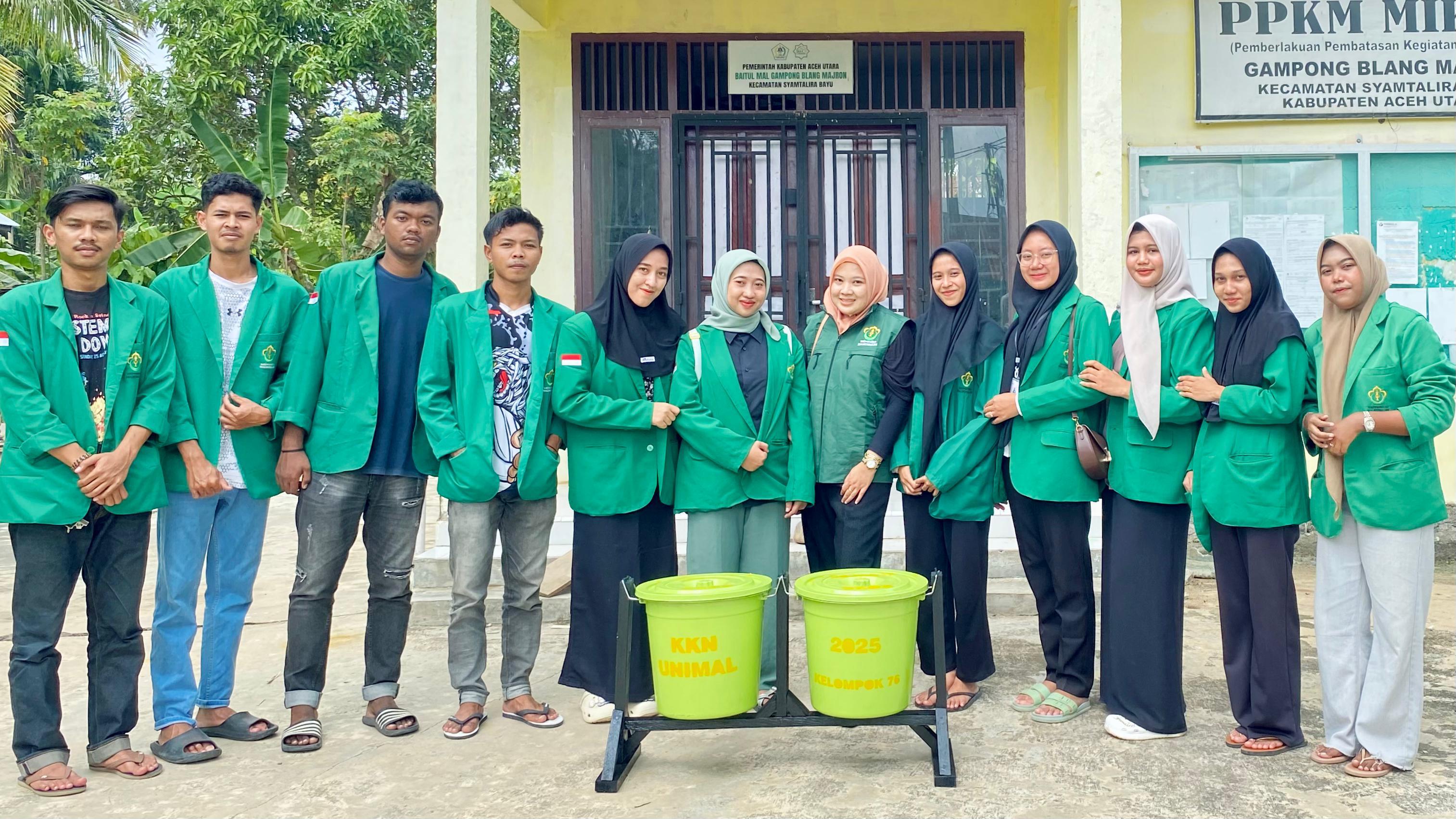 https://news.unimal.ac.id/index/single/6804/mahasiswa-kkn-76-membuat-tong-sampah-untuk-warga-gampong-blang-majron